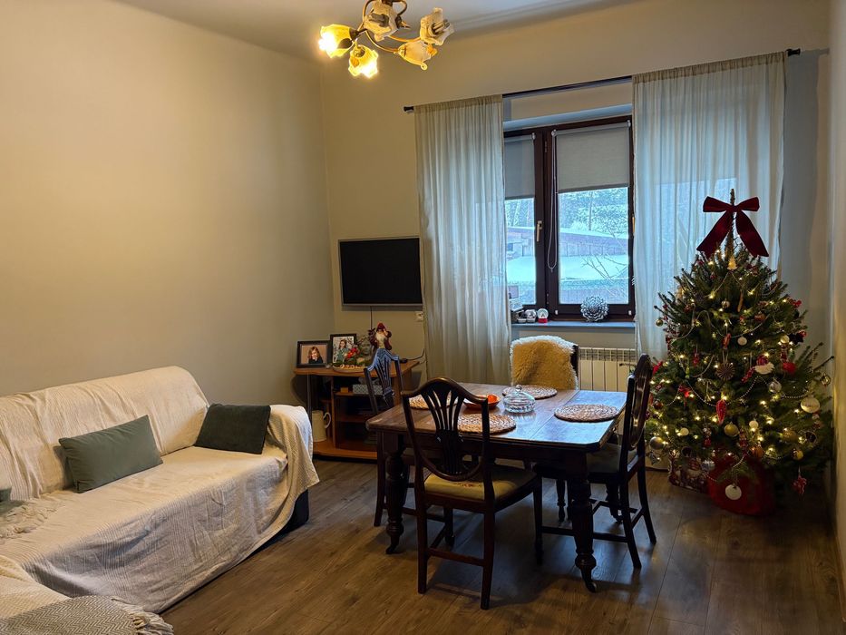 Dom z tarasem, piwnicą oraz budynkiem gospodarczym