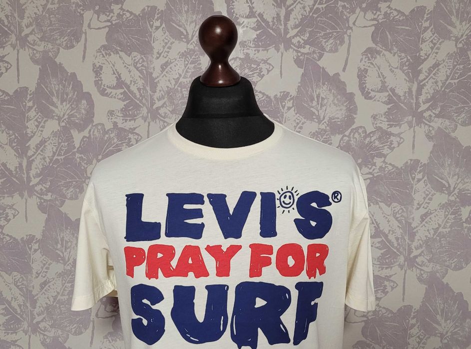 Футболка Levi's.
