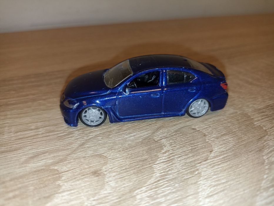 Model samochodu osobowego Lexus od bburago