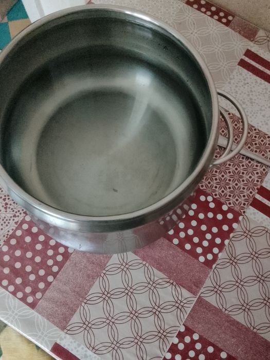 Кастрюля из нержавеющей стали.