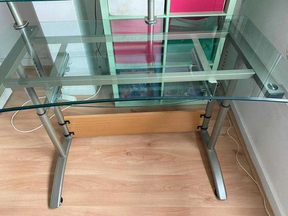 Mesa de secretária de vidro temperado com estrutura de metal