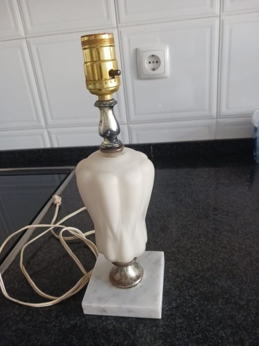 Candeeiro  antigo e mármore