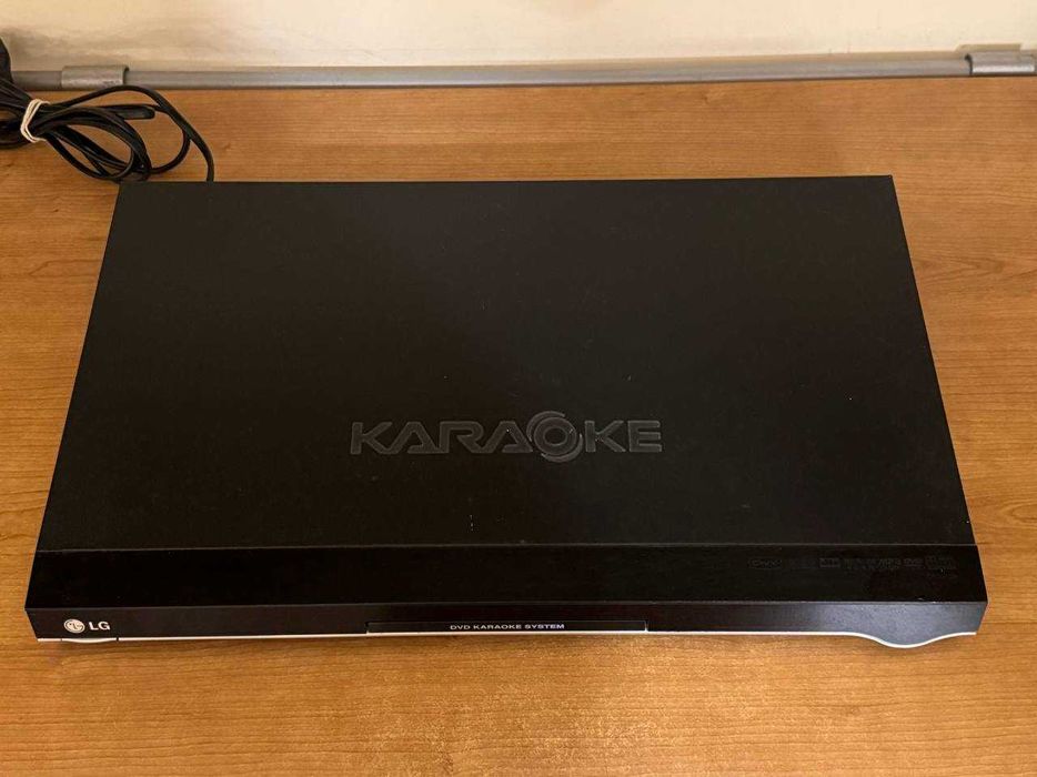 Продаю DVD-караоке систему LG DKS-7100Q з 2 пультами (робоча)