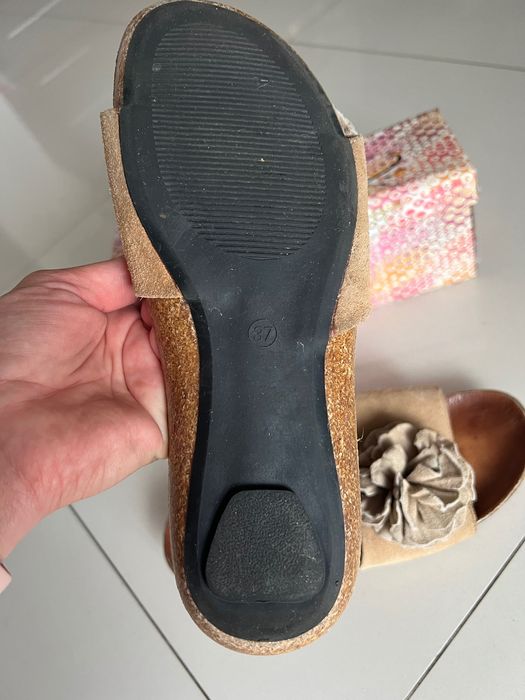 Klapki beżowe z kwiatem