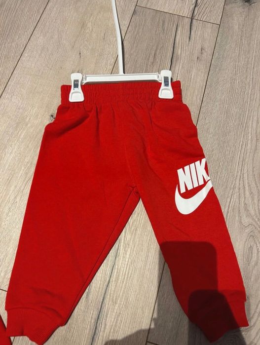 Dres dziecięcy Nike.