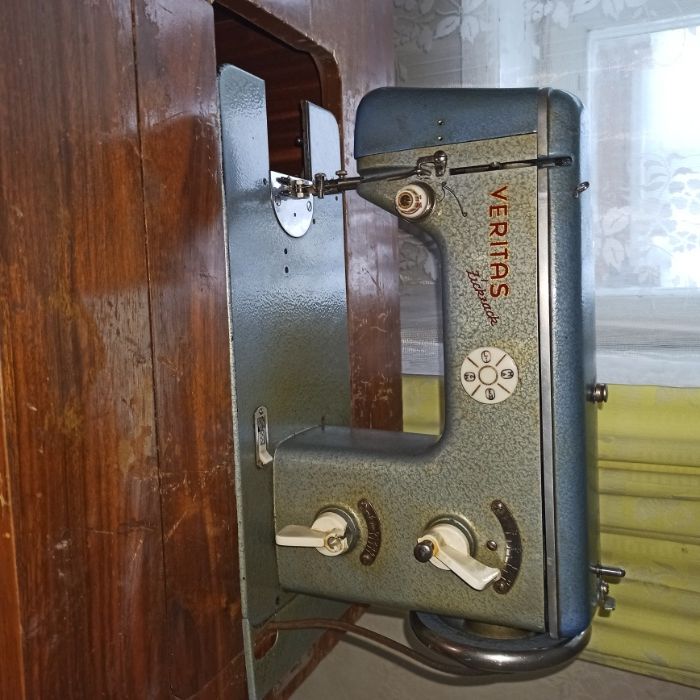 Продам швейную машинку Veritas со столом