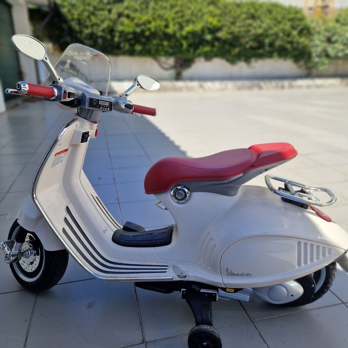 Vespa elétrica de criança