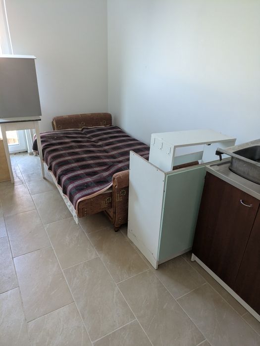 Kanapa, szafki, zlewozmywak, szpargały