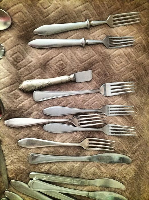 Kilkanaście sztuk sztućcy różne