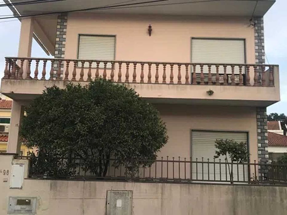 Quarto para 2 numa Vivenda cor de Rosa com varanda e com jardim