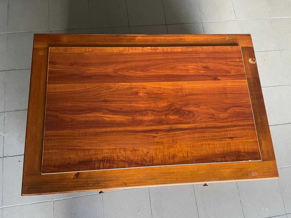 Mesa de centro rustica, em madeira com três gavetões