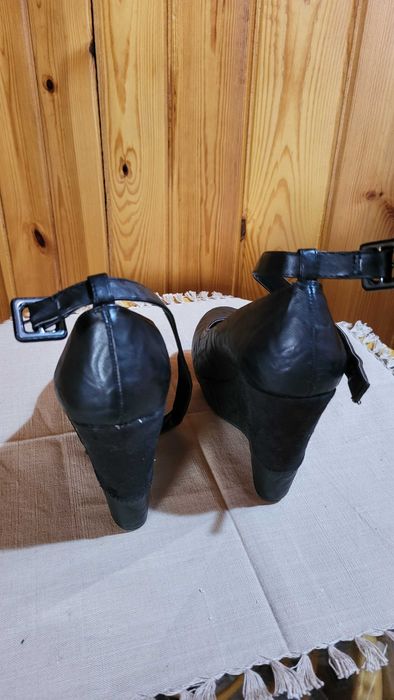 Eleganckie buty na koturnie