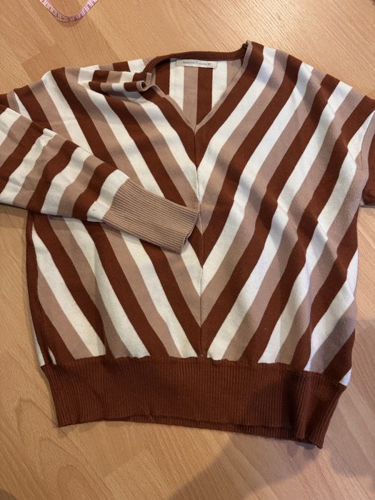 Sweterek z dekoltem V, w paski