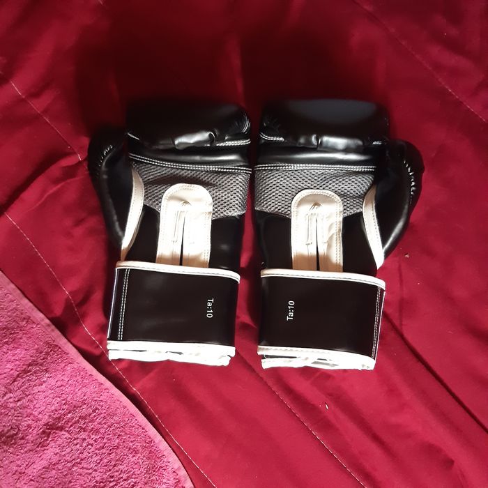 Luvas de desportos de combate.