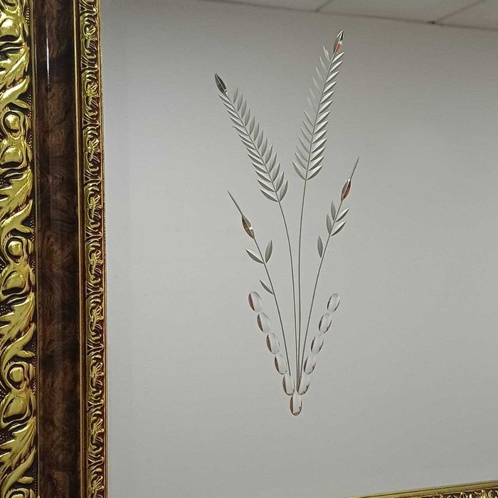 Espelho grande com moldura dourada e detalhes florais, muito elegante