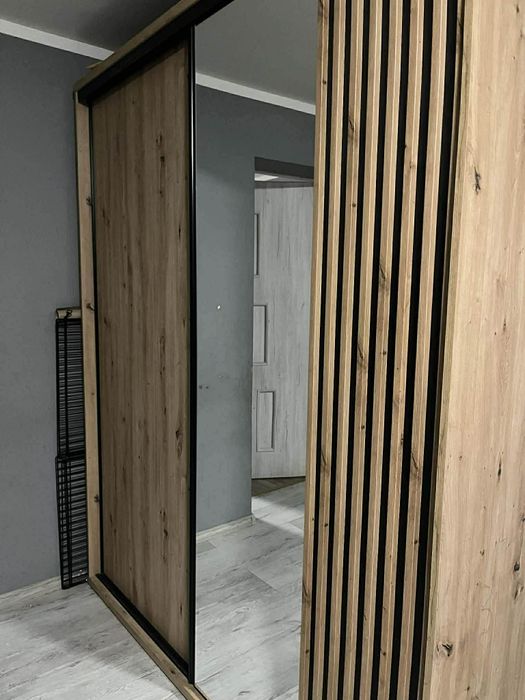 Sprzedam szafę z lustrem