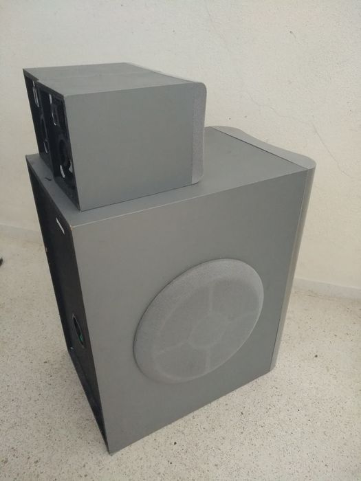 Subwoofer marca QONIX mais duas colunas, muito bom som, exemplar estado 
Dá para aplicação no carro