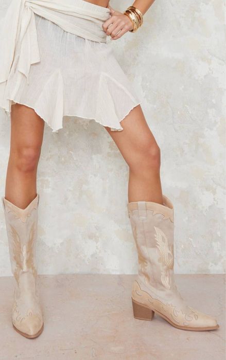 нові бежеві козаки чоботи  prettylittlething