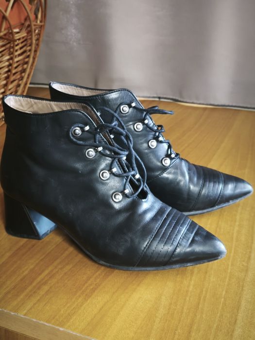 Botins pretos pele