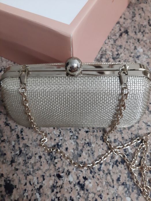 Bolsa dourada de metal para cerimónia.