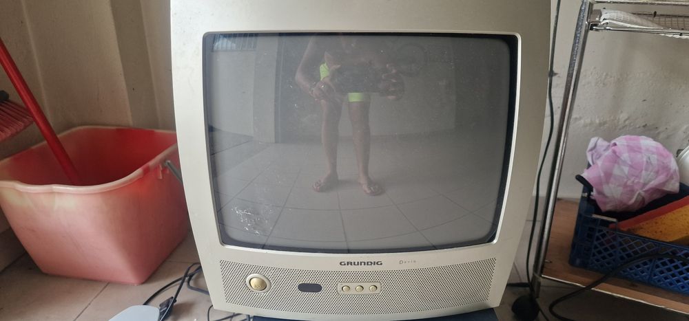 2 Televisões Grundig e Blueski