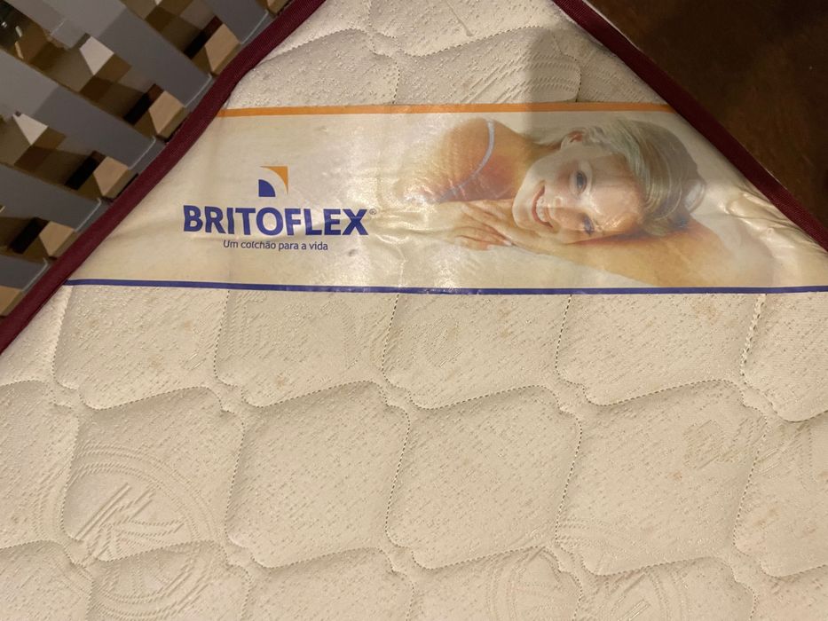 Cama Malm 140x200+ estrados+ colchão ortopédico