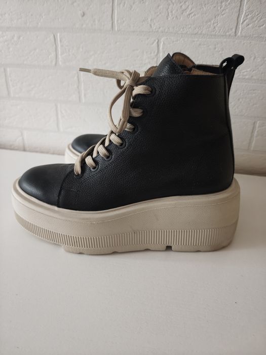 Sneakersy na platformie