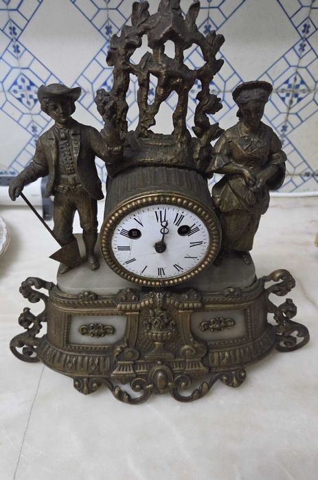 Relógio antigo manual com figuras metálicas e motivos rococó do seculo 18