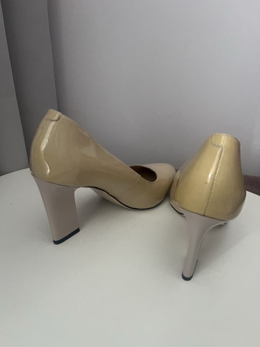 Туфлі лаковані бежеві