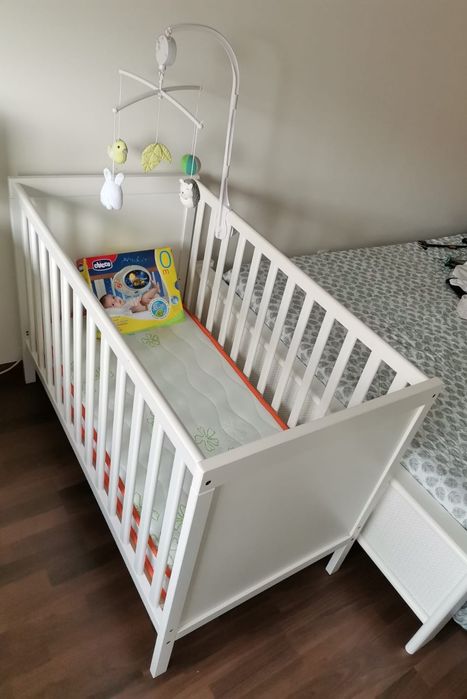 Cama bebe ikea com colchão e brinquedos