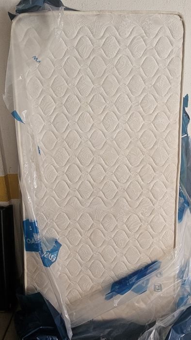Cama Solteiro e Mesa de Cabeceira