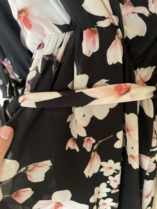 Długa maxi sukienka czarna w kwiaty Dollyglam