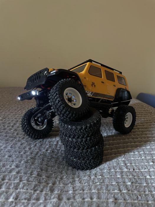 Axial Scx24 1:24 rock crawler com extras