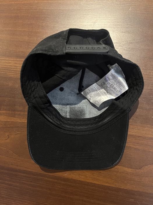 Czarna czapka z daszkiem