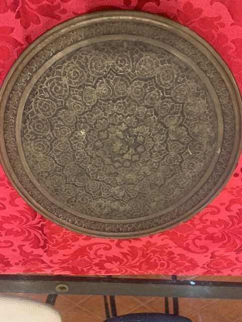 Bandeja em metal com motivo de mandala