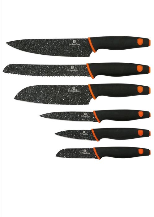 Набір кухонних ножів.