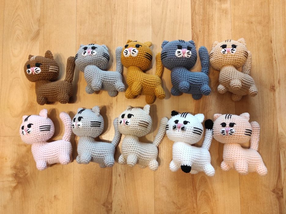 Kotek z obracaną główką robiony na szydełku