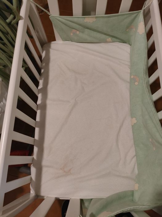 Berço branco com rodas e acessórios