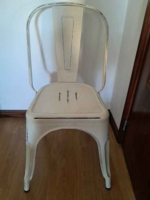 Cadeira metálica branca