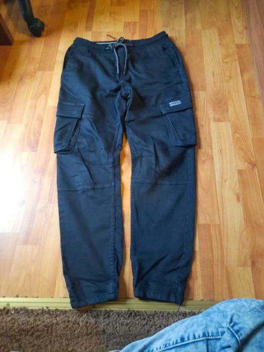 Czarne joggery house brand m