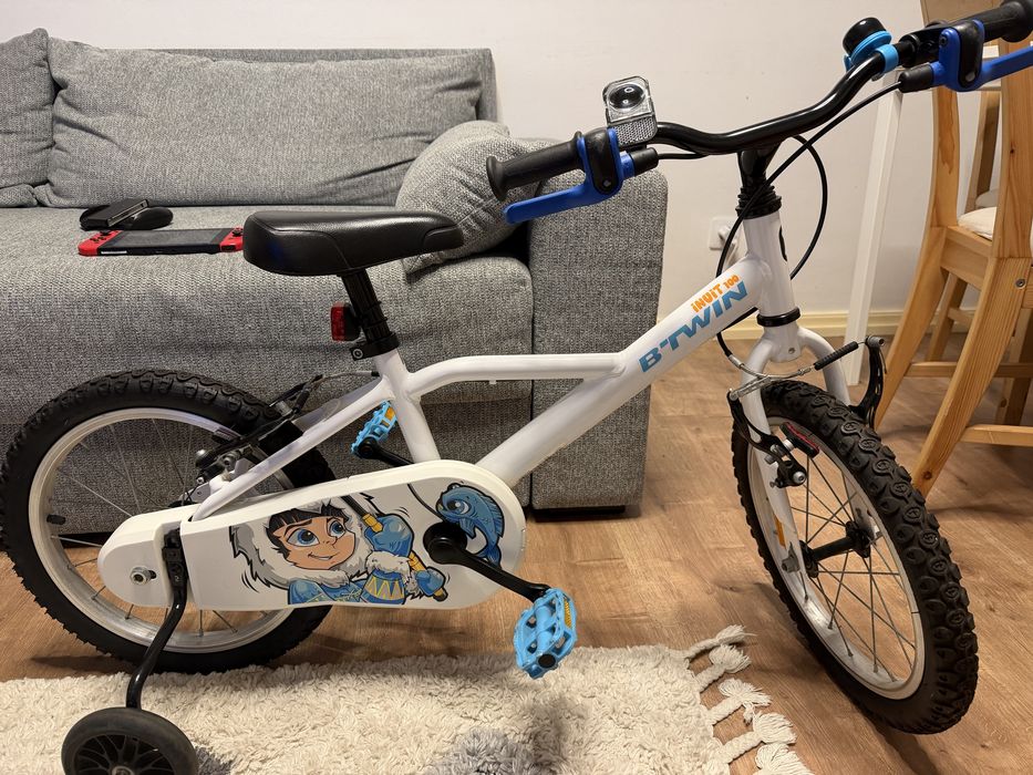 bicicleta infantil B'Twin Inuit 100 de 16 polegadas. Tamanho da roda: 16 polegadas, adequada para crianças de 4 a 6 anos.