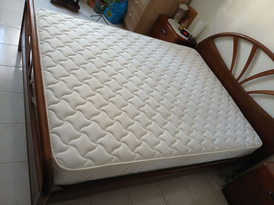 Cama de casal com estrado e colchão