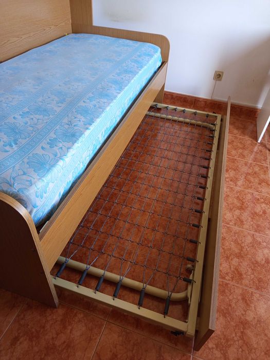 Cama de solteiro,  dupla