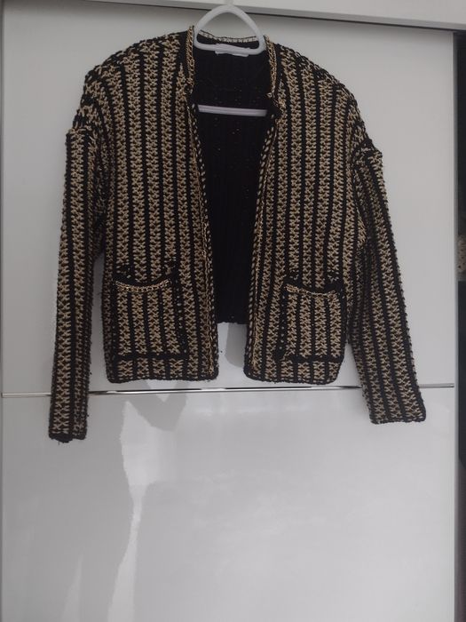 Elegancki kardigan sweter czarny ze złotą nitką Mango