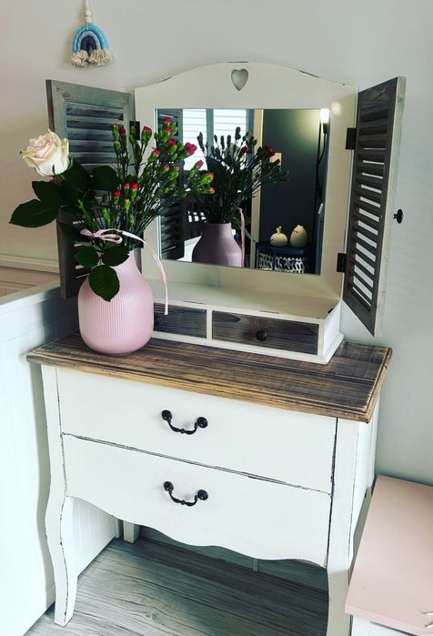 Toaletka w stylu shabby shic