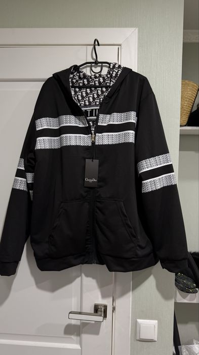 Жіноча стильна вітровка діор