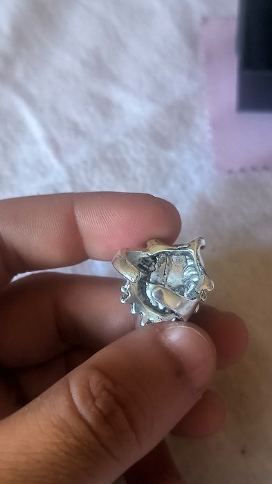 Anel Prateado Porco Espinho 2 Pedras Vermelhas