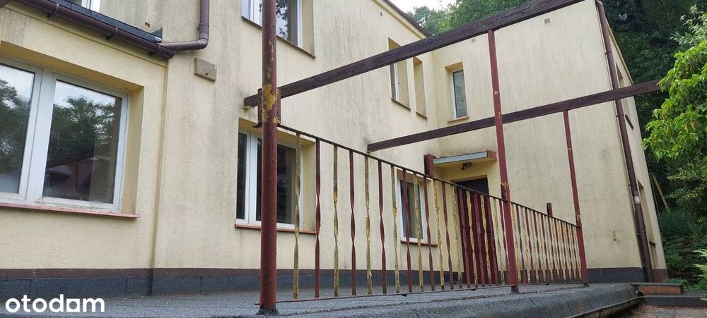 Wolnostojący dom w spokojnej okolicy.