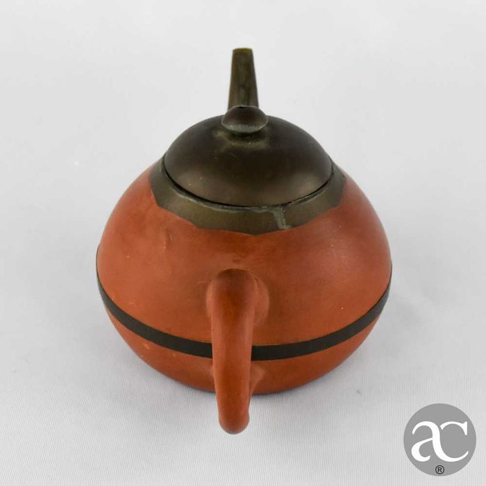 Bule Yixing em terracota, China, tampa e aplicações em metal  e base