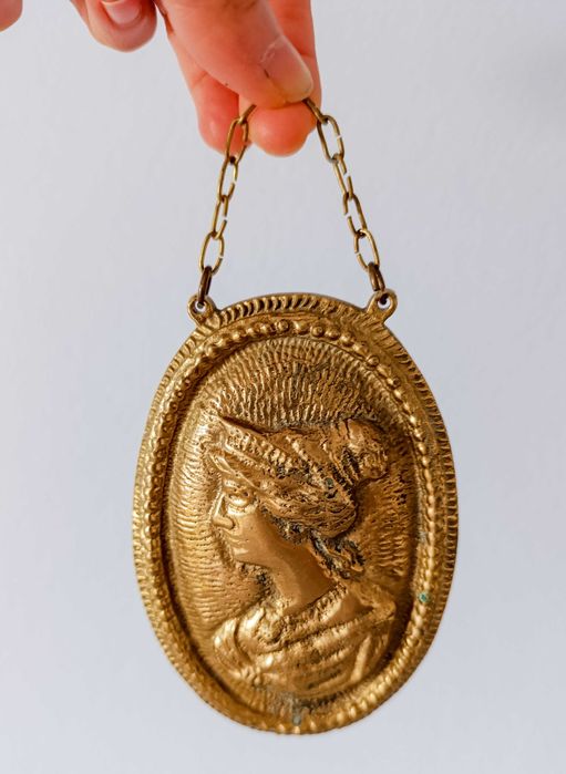 Medalhão com Camafeu em Latão